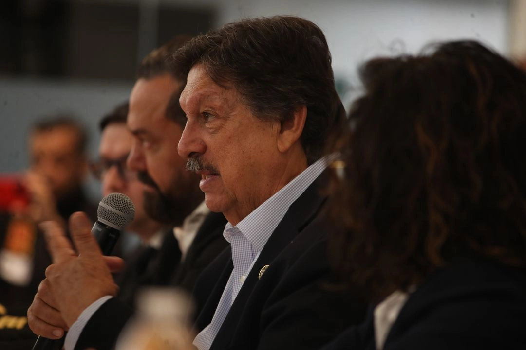 El diputado federal Napoleón Gómez Urrutia, presidente de la Confederación Internacional de Trabajadores, participó en las Jornadas de diálogo por condiciones laborales dignas en el Mundial 2026, y pidió que el evento deportivo “no se construya sobre la precarización” del empleo. Foto 