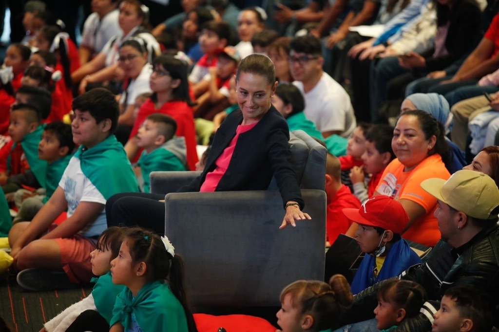 Claudia Sheinbaum firmó ayer el pacto por la primera infancia, que consta de 12 metas y es impulsado por 500 organizaciones sociales. Foto Cristina Rodríguez