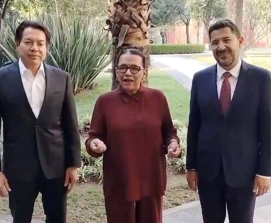 Rosa Icela Rodríguez explica retiro de reforma. En un video, la secretaria de Gobernación explica la decisión de la Presidenta de retirar la iniciativa de reforma a la Ley del Issste. La acompañan los titulares de la SEP y del Issste, Mario Delgado (izquierda) y Martí Batres. Foto tomada de redes