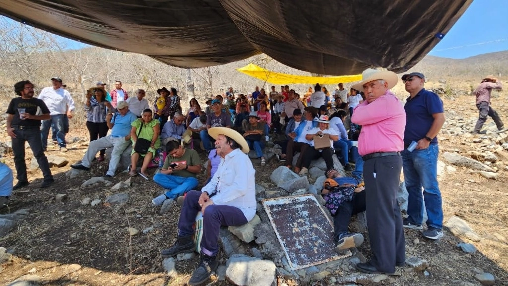 ASTILLERO >  GUERRILLEROS. Campesinos, colonos, maestros y dirigentes sociales recordaron en la comunidad Icatepec, municipio de Taxco de Alarcón –en la zona norte de Guerrero–, a los guerrilleros Filiberto Solís y Roque Salgado, integrantes del Comando Armado Vicente Guerrero, que liberó de la cárcel de Iguala, el 22 de abril de 1968, a Genaro Vázquez y cayeron en combate contra de elementos del Ejército Mexicano en ese poblado. Foto información de Sergio Ocampo
