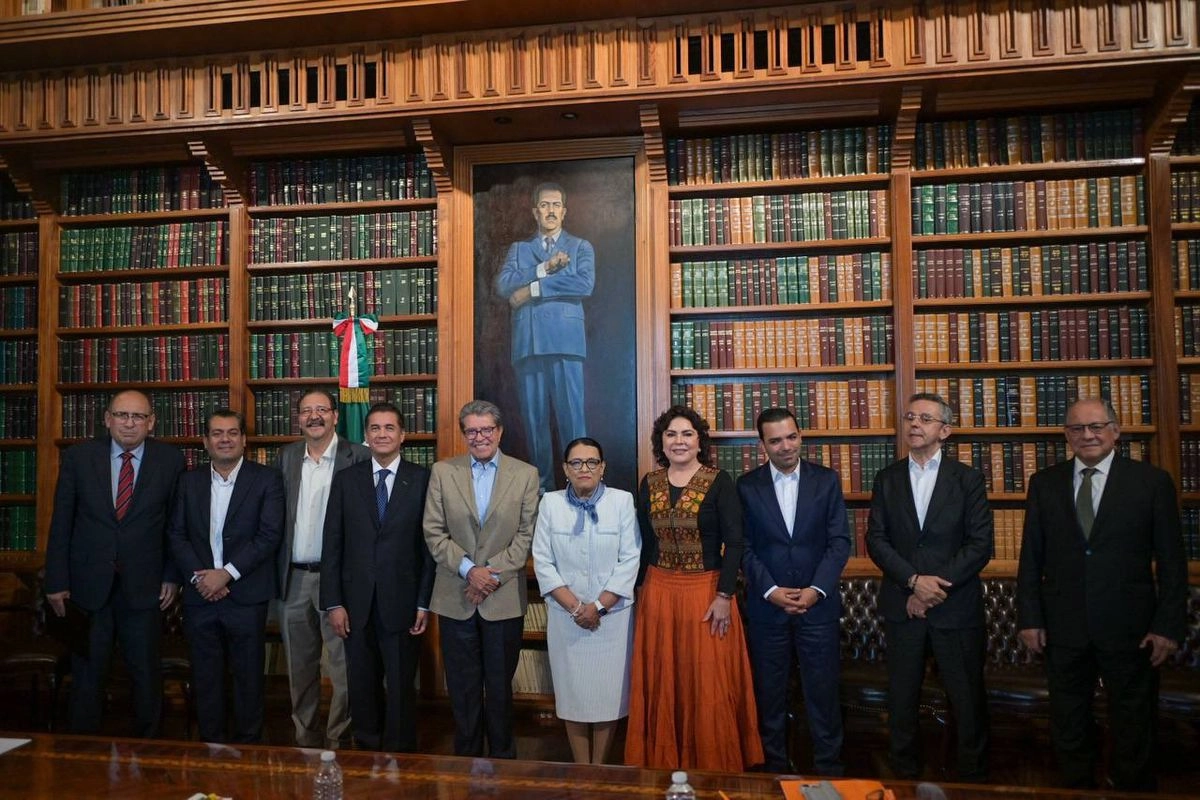 Se reúnen diputados con titular de Gobernación. La secretaria de Gobernación, Rosa Icela Rodríguez, se reunió ayer en la sede de la dependencia con todos los coordinadores parlamentarios de la Cámara de Diputados. Hablaron de la agenda legislativa, así como sobre detalles de la entrega del primer Informe de gobierno de la presidenta Claudia Sheinbaum. Foto 