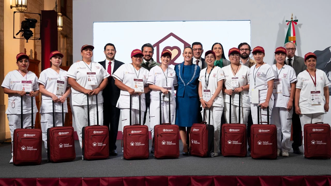 Arranca el programa Salud Casa por Casa. La presidenta Claudia Sheinbaum, ayer en Palacio Nacional, al lanzar el programa Salud Casa por Casa. La acompañan los secretarios Ariadna Montiel, de Bienestar; David Kershenobich, de Salud; los directores del IMSS, del Issste y de IMSS-Bienestar, Zoé Robledo, Martí Batres y Alejandro Svarch, respectivamente; Jesús Valencia, subsecretario de Bienestar, y Blanca Cristhell Tosca Guzmán, enfermera adscrita a este nuevo proyecto de atención preventiva de la salud. Foto 