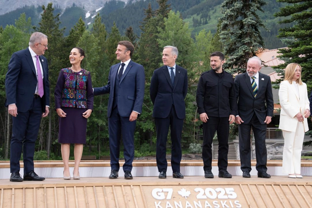 Sheinbaum se encuentra con líderes del mundo. La presidenta Claudia Sheinbaum, con sus pares de Australia, Anthony Albanese; de Francia, Emmanuel Macron; Canadá, Mark Carney; Ucrania, Volodymir Zelensky; Brasil, Luiz Inácio Lula da Silva, y de Italia, Giorgia Meloni, en la cumbre del G-7. Foto 
