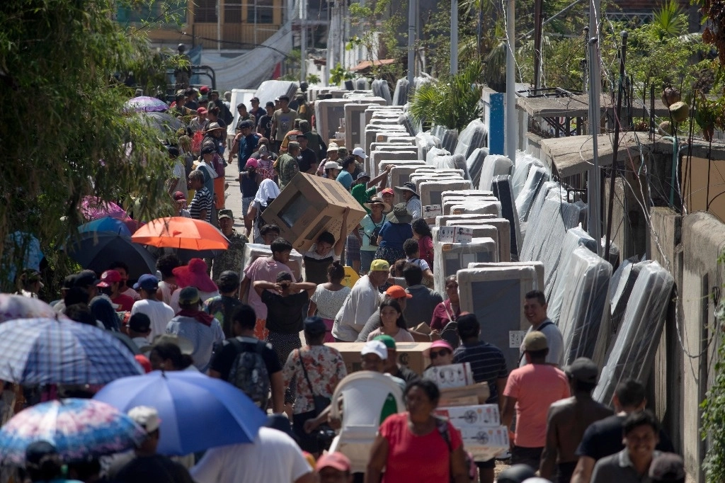 Entrega de apoyos para las familias de Acapulco. Personal de las secretarías de la Defensa Nacional y del Bienestar reparten enseres domésticos a los damnificados por el paso del huracán 'Otis'. Foto Alfredo Domínguez