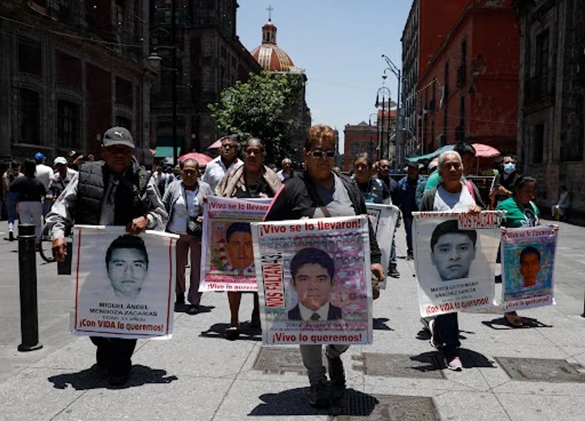Contra la verdad histórica. Padres de los 43 de Ayotzinapa a su llegada a Palacio Nacional para reunirse por cuarta ocasión con la presidenta Claudia Sheinbaum, quien se comprometió a presentar el 4 de septiembre nuevas líneas de investigación tras rechazar que el caso se esté orientando a la “verdad histórica”. 