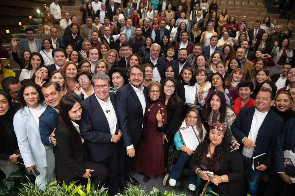 Imagen grupal de la sesión plenaria de Morena ayer en San Lázaro. Foto ‘La Jornada’