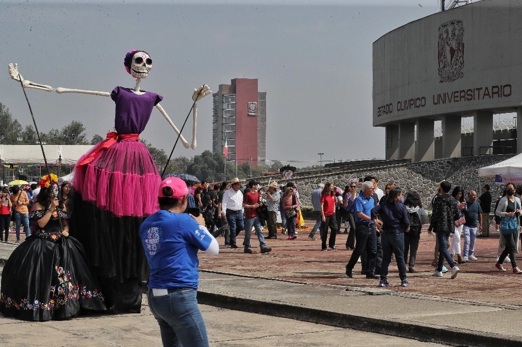 La calaca universitaria. A las afueras del Estadio Olímpico Universitario, donde cada año se instala la megaofrenda para conmemorar el Día de Muertos, disfrutan actividades de música, teatro, talleres y conferencias, entre otras. Foto Marco Peláez 