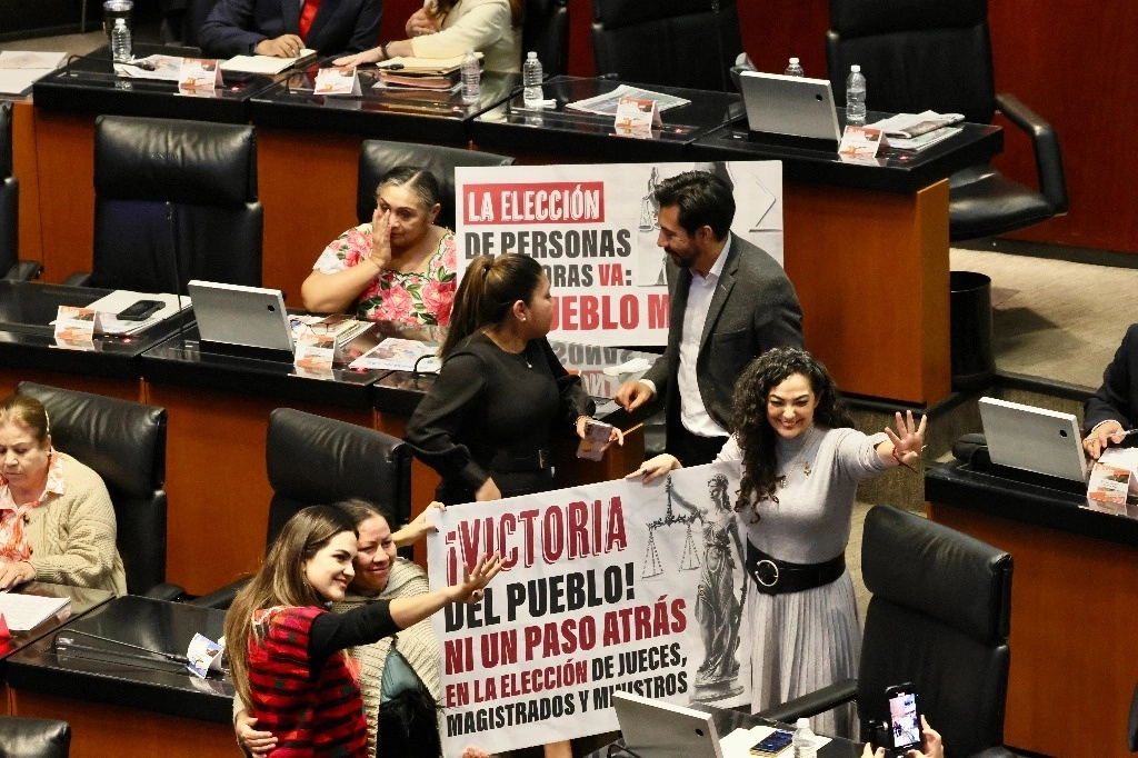 La fracción parlamentaria de Morena en el Senado mostró ayer pancartas que celebran la aprobación de la reforma al Poder Judicial. Foto Luis Castillo