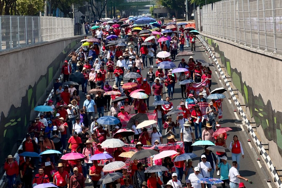 Marchan de metro Chabacano a Gobernación. En su sexto día de protestas en la capital, la CNTE se movilizó desde desde distintos puntos hasta la SG, donde pactó dialogar el viernes con la Presidenta. Foto 