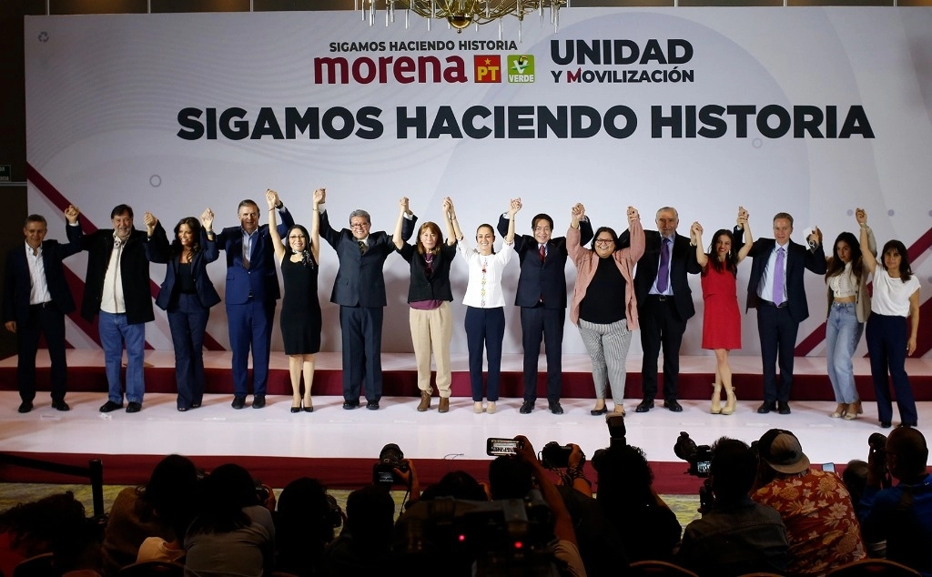 Claudia Sheimbaum, candidata a la Presidencia por la coalición Sigamos Haciendo Historia, presentó ayer a su equipo de campaña. La aspirante dio la vuelta a los mismos nombres anunciados para la precampaña. Foto José Antonio López