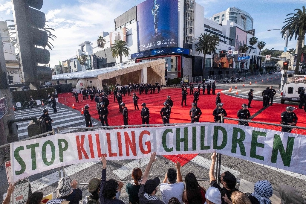 Blindan los Óscar ante protestas. Manifestantes mostraron ayer su apoyo a Palestina afuera del Teatro Dolby durante la edición 96 de los Premios de la Academia en Los Ángeles. Foto Afp 