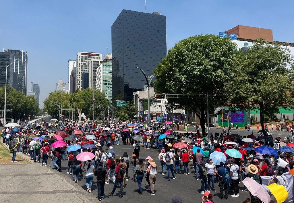 Marcha de la CNTE en Reforma. En otra jornada del paro indefinido al que convocaron los maestros disidentes, ayer realizaron bloqueos en avenidas de la Ciudad de México. Foto Alfredo Domínguez 