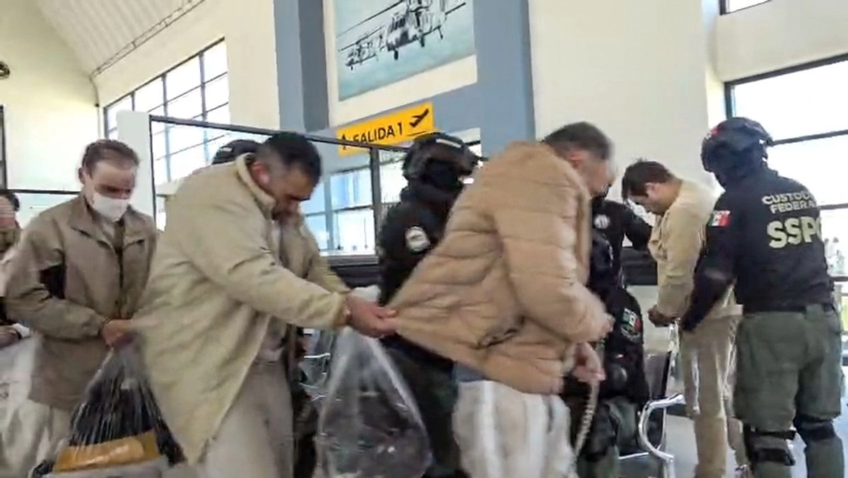 Autoridades mexicanas enviaron ayer a Estados Unidos a 26 integrantes de grupos criminales, también buscados por la justicia estadunidense. Entre los más relevantes figuran Servando Gómez Martínez, ‘La Tuta’, quien fue líder de ‘La familia michoacana’, y Juan Carlos Félix Gastélum, ‘El Chavo Félix’, yerno de ‘El Mayo’ Zambada. Foto 