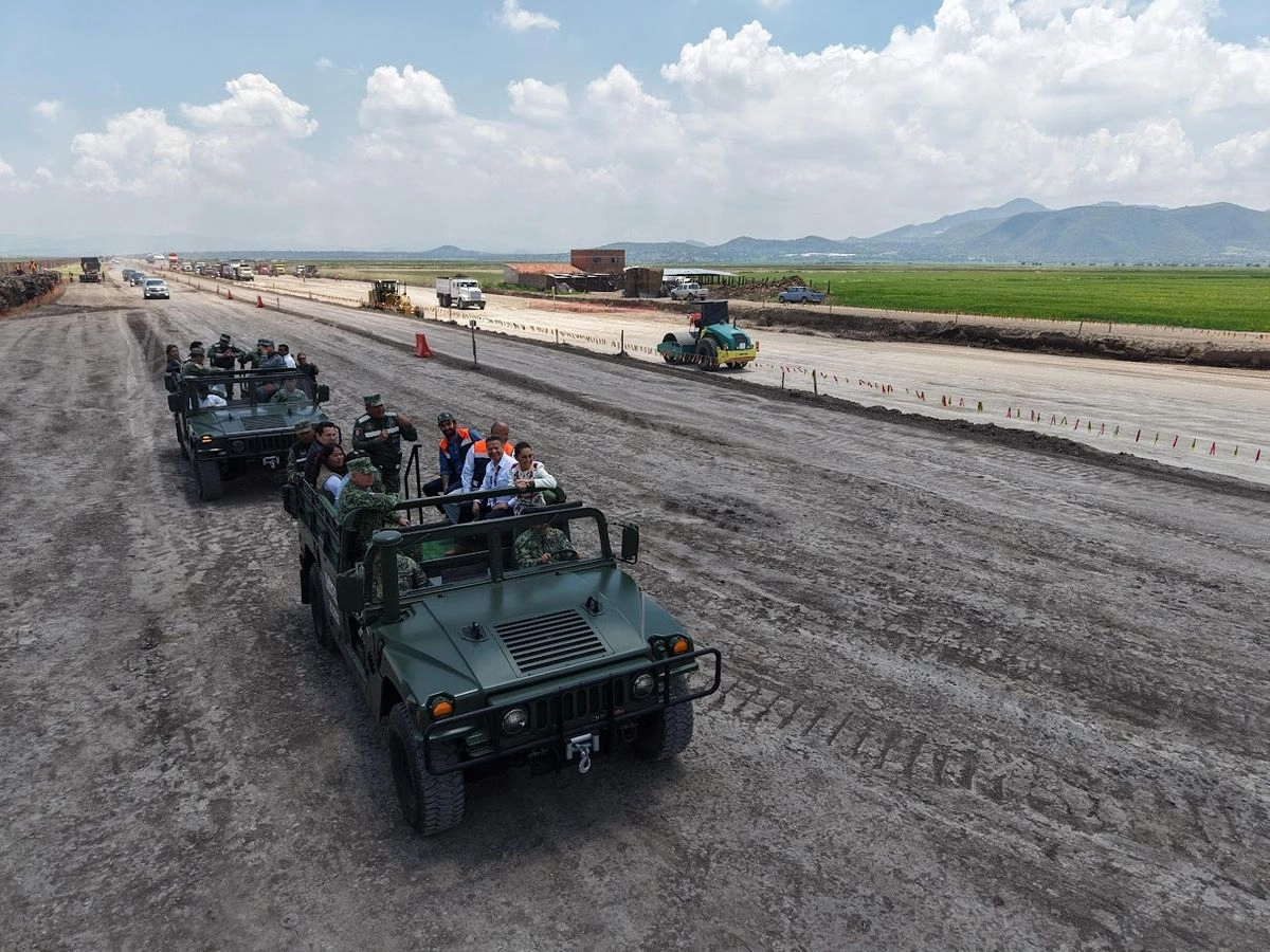 En dos años, el tren a Pachuca. La presidenta Claudia Sheinbaum recorrió las obras con el gobernador de Hidalgo, Julio Menchaca, y el titular de la SICT, Jesús Esteva. 