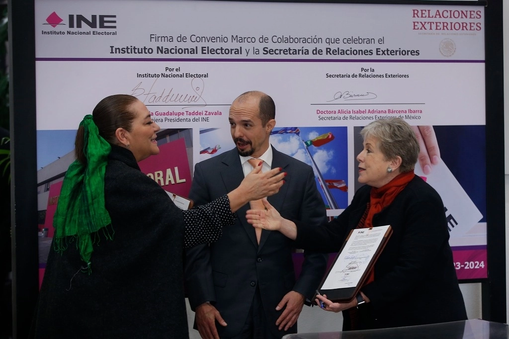 CONVENIO INE-SRE A FAVOR DEL VOTO EN EL EXTERIOR. El Instituto Nacional Electoral y la Secretaría de Relaciones Exteriores firmaron ayer un convenio para garantizar el voto a mexicanos residentes en el extranjero. En la imagen, Guadalupe Taddei y Alicia Bárcena, titulares de ambas instancias, acompañadas por el consejero Arturo Castillo. Foto José Antonio López