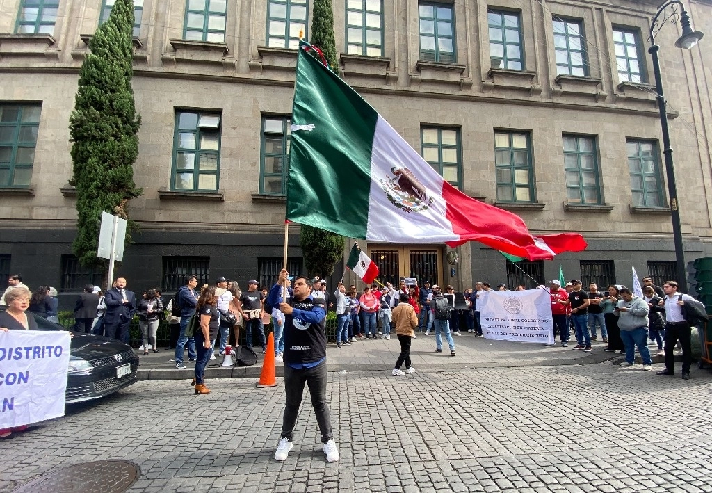 Por enésimo día, trabajadores de la Suprema Corte de Justicia de la Nación se manifestaron. En esta ocasión cerraron la sede del organismo. Foto Germán Canseco