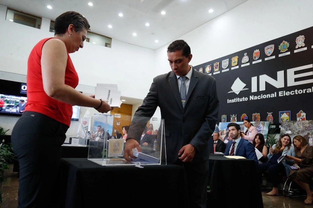 Ricardo Badin Sucar, el enterrador del PRD. En un sorteo entre 48 especialistas realizado en el INE (imagen), ayer se designó al interventor para el proceso de liquidación del PRD. Foto Cristina Rodríguez