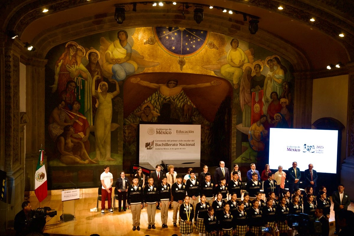 Inauguran ciclo de bachillerato nacional. La presidenta Claudia Sheinbaum acudió ayer a la ceremonia del primer ciclo escolar del bachillerato nacional, en el Anfiteatro Simón Bolívar del Antiguo Colegio de San Ildefonso, en el Centro Histórico de la Ciudad de México. La acompañaron, entre otros, los secretarios de Educación, Mario Delgado, y de Ciencia, Humanidades, Tecnología e Innovación, Rosaura Ruiz; la jefa de gobierno, Clara Brugada; el rector de la UNAM, Leonardo Lomelí, y la subsecretaria de Educación Media Superior, Tania Rodríguez. Foto 