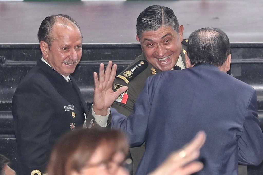 Los secretarios de Marina, Rafael Ojeda Durán, y de la Defensa Nacional, Luis Cresencio Sandoval, al llegar ayer a la celebración de la presidenta electa, Claudia Sheinbaum, en el teatro Metropólitan. Foto Marco Peláez