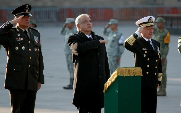 Por las víctimas del 19 de septiembre. El presidente Andrés Manuel López Obrador izó ayer la bandera a media asta en el Zócalo en memoria de las víctimas de los sismos del 19 de septiembre de 1985 y 2017. Lo flanquean Luis Cresencio Sandoval, secretario de la Defensa Nacional, y José Rafael Ojeda, titular de la Secretaría de Marina. Foto María Luisa Severiano 