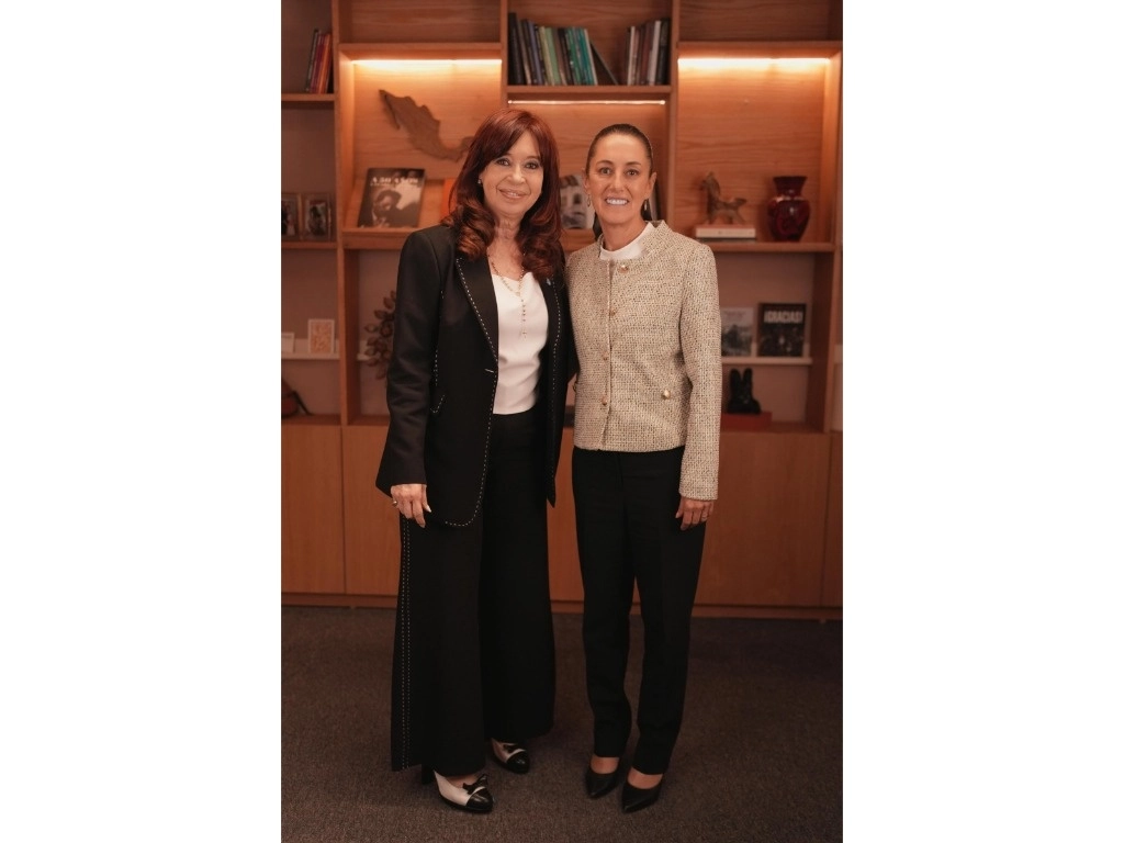 Charla con Cristina K. Claudia Sheinbaum sostuvo ayer una reunión con la ex mandataria argentina Cristina Fernández de Kirchner, en la que conversaron sobre el proceso de transformación en México, la importancia de que los gobiernos sean alternativas al neoliberalismo, “que tanto daño hizo a nuestros países”, y también de lo que “significa ser mujer presidenta”. Foto tomada de redes 
