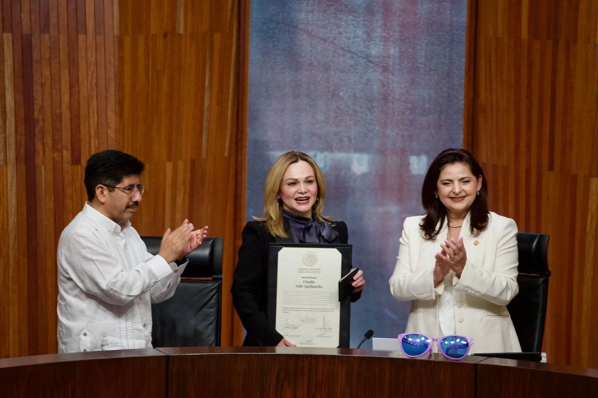 Magistrada rinde protesta. Claudia Valle Aguilasocho (centro) rindió ayer protesta como magistrada de la Sala Superior del TEPJF. La acompañaron la presidenta del Tribunal, Mónica Soto Fregoso, y Hugo Aguilar Ortiz, presidente de la Suprema Corte. Foto 