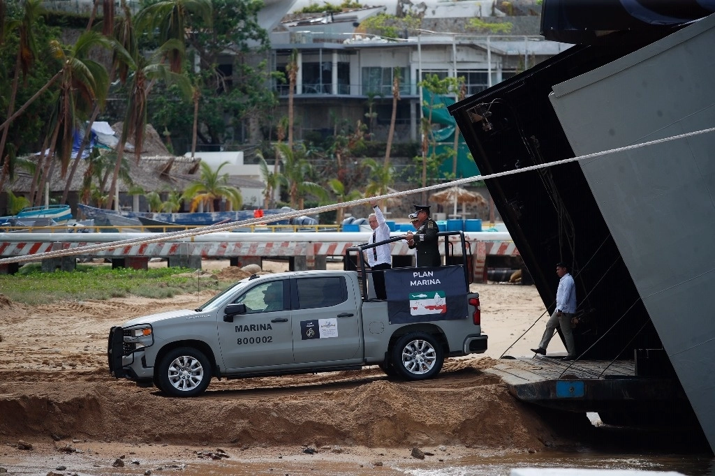 Homenaje a los caídos en Acapulco. El presidente Andrés Manuel López Obrador encabezó ayer en Acapulco la ceremonia por el Día de la Armada Nacional, que dedicó a las víctimas (marinos y civiles) del huracán 'Otis', que azotó ese puerto turístico el pasado 25 de octubre. Foto Cristina Rodríguez
