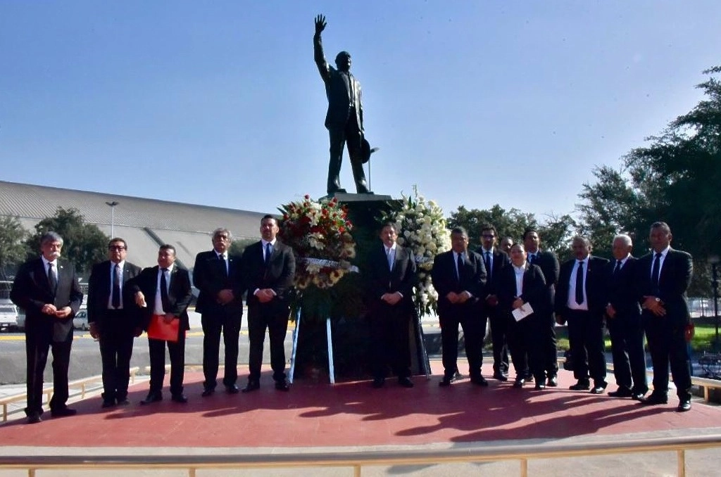 Encabezados por Napoleón Gómez Urrutia, mineros rindieron ayer homenaje al ex dirigente sindical, en el vigésimo segundo aniversario de su muerte. Foto 'La Jornada'