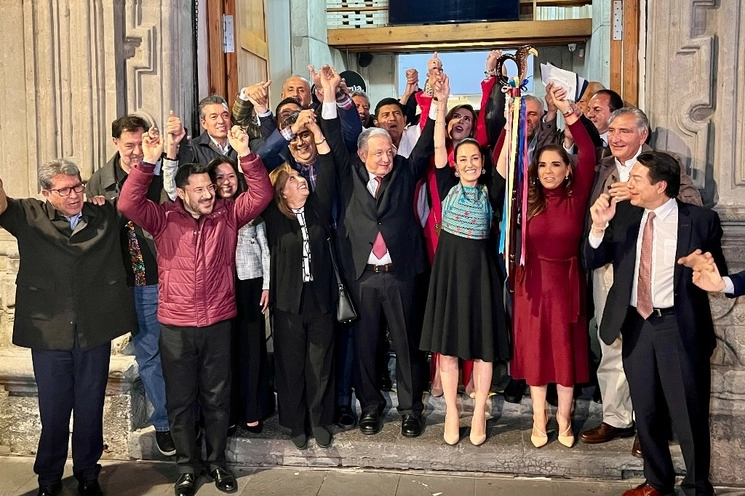 SHEINBAUM YA TIENE EL MANDO PARA SEGUIR LA 4T. El presidente Andrés Manuel López Obrador entregó anoche el bastón de mando a la ex jefa de Gobierno para coordinar la Cuarta Transformación. Foto Luis Castillo