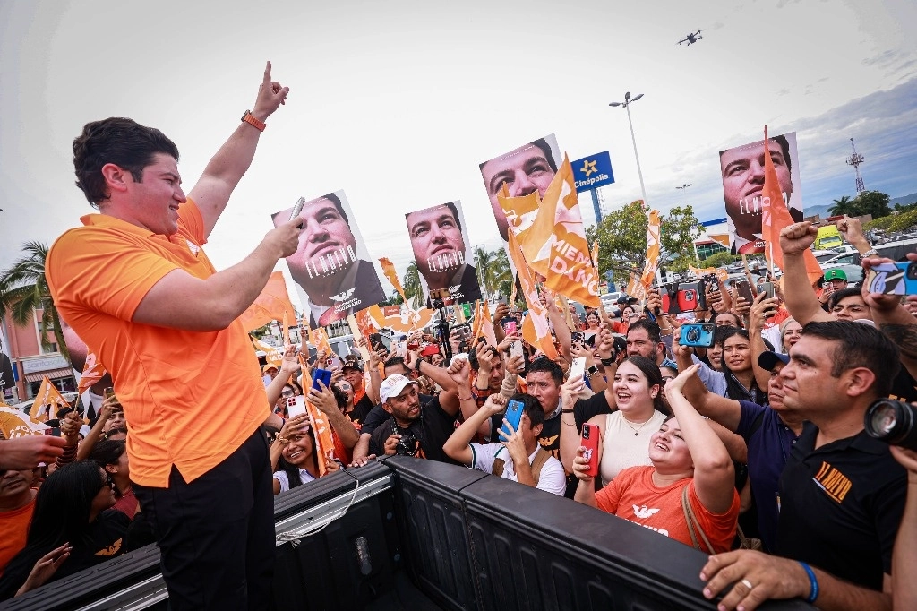 De precampaña por Colima. El aspirante de MC, Samuel García, fue arropado por seguidores y militantes de su partido, al recorrer la capital de la entidad y el puerto de Manzanillo. Foto Ap