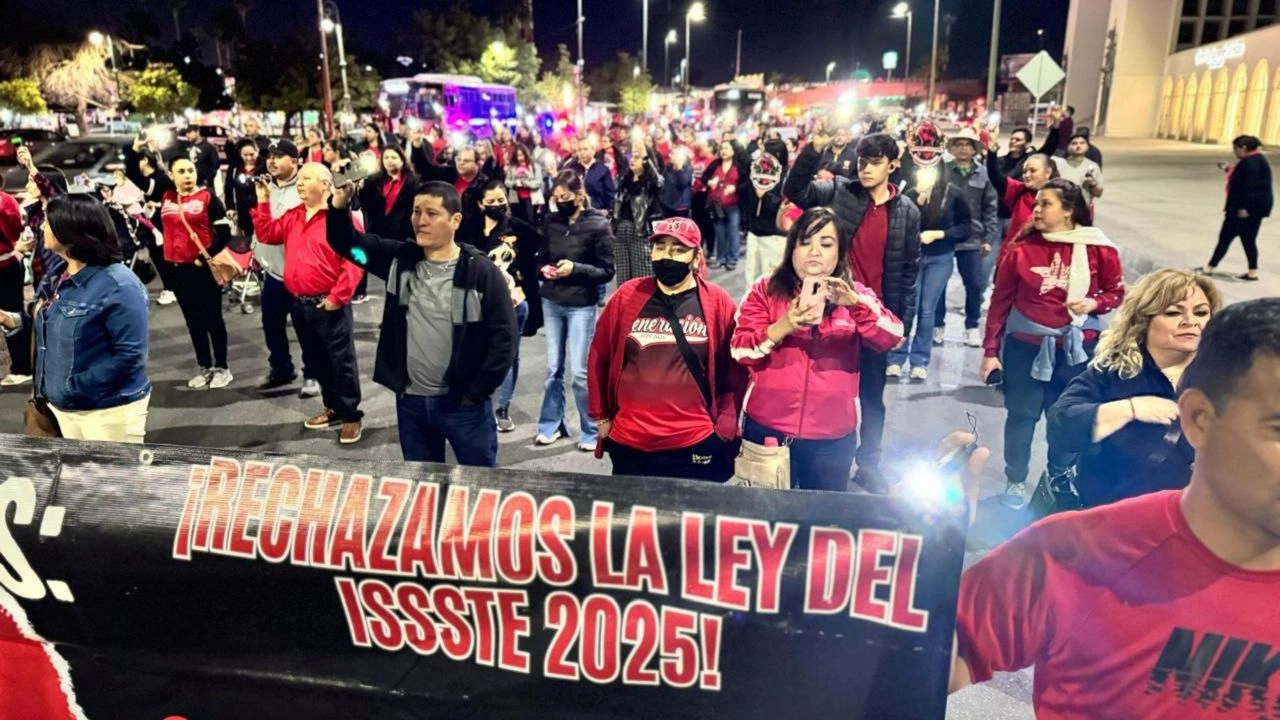 Profesores en Hermosillo, Sonora, protestaron en contra de la reforma a la Ley del Issste bloqueando el tránsito del corazón de la ciudad, ayer. 