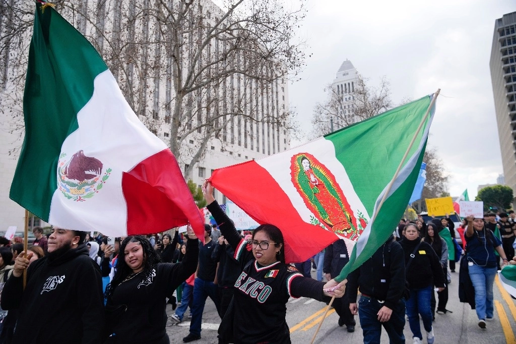 Crece apoyo a indocumentados en California. Manifestación en Los Ángeles en apoyo a migrantes y contra las políticas de Donald Trump que permiten deportarlos de forma masiva o encarcelarlos. Foto Ap