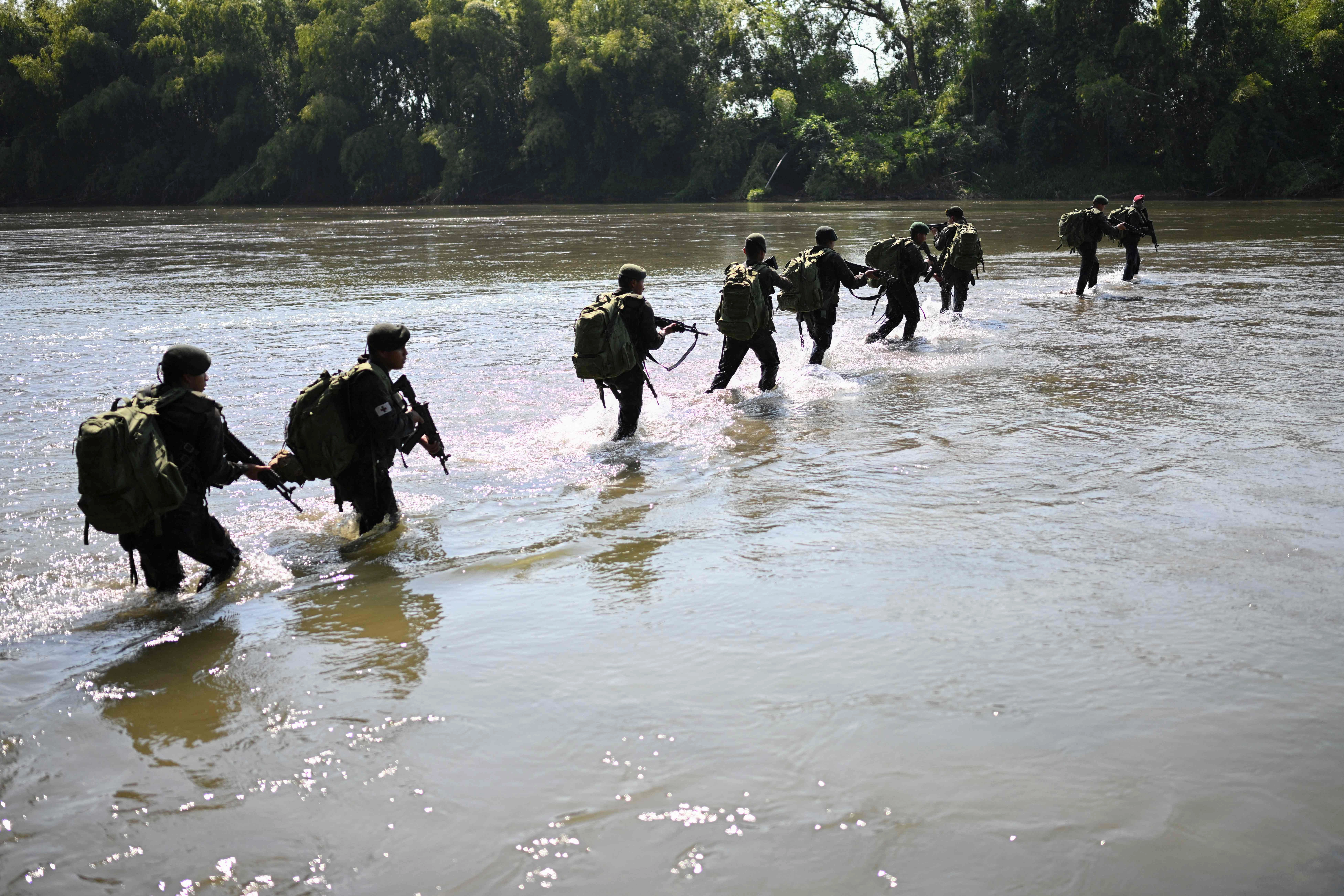 Fronteras más vigiladas. Soldados del ejército guatemalteco patrullan la frontera frente a México, en el río Suchiate, como parte del plan Cinturón de Fuego, en Ocos, San Marcos, cuyo principal blanco son los traficantes de drogas y de personas. Foto