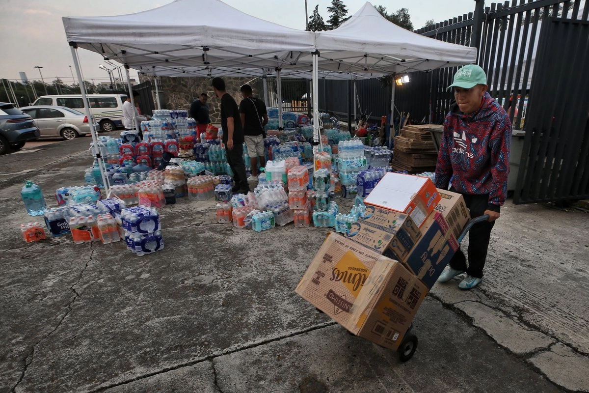 La Universidad Nacional Autónoma de México instaló un centro de acopio de víveres en el estacionamiento 8 del Estadio Olímpico para apoyar a los damnificados en tres de los cinco estados afectados por las inundaciones. Foto 