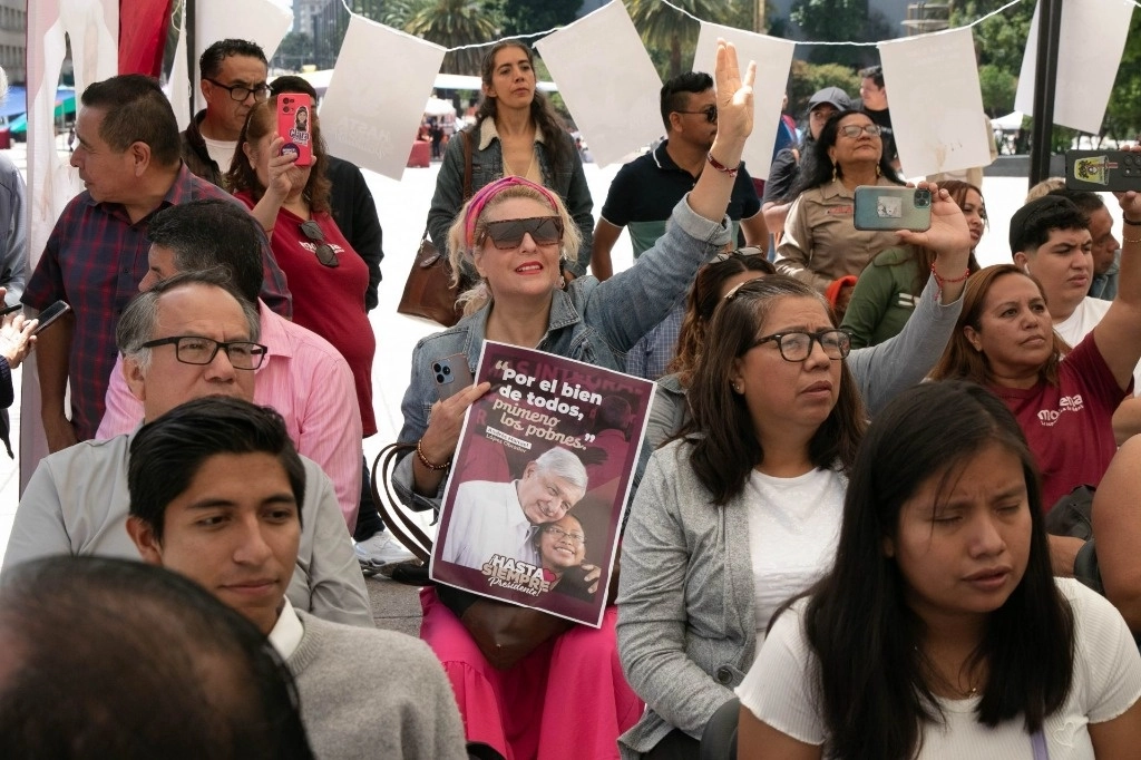 Amlovers. Seguidores de López Obrador se reunieron ayer en el Monumento a la Revolución, donde lo calificaron como el “mejor presidente” de los últimos tiempos. Foto Cuartoscuro