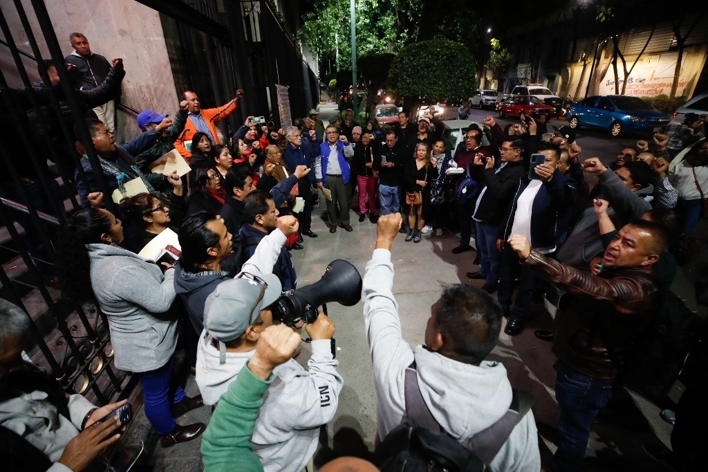 La CNTE en Gobernación. Al término de la mesa de diálogo ayer en la Secretaría de Gobernación, representantes de la CNTE salieron a dar información a sus compañeros. Foto Cristina Rodríguez