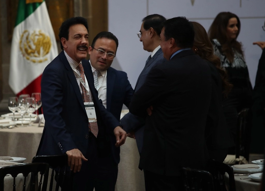 Fayad acude al Senado, ahora como embajador. Omar Fayad, representante de México en Noruega (izquierda), en reunión de la mesa directiva del Senado con miembros del cuerpo diplomático. Foto Yazmín Ortega Cortés 