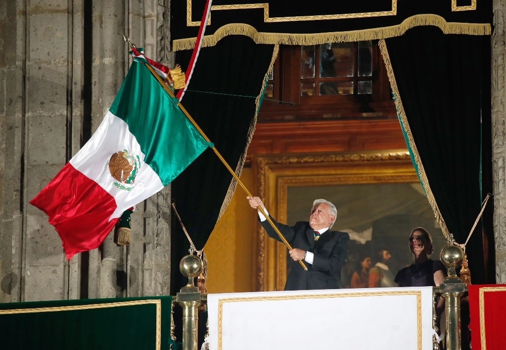 El presidente Andrés Manuel López Obrador ondeó por última vez la bandera de México desde el balcón de Palacio Nacional, en la ceremonia del Grito. Lo acompañó su esposa, Beatriz Gutiérrez Müller. Foto Cristina Rodríguez