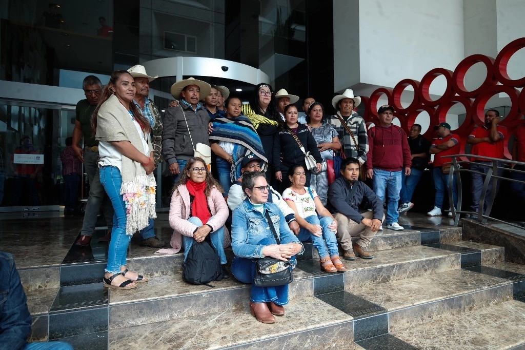 ¡Ese apoyo sí se ve! María Damaris Silva, próxima diputada por Michoacán, llegó ayer a la plenaria de Morena en un hotel de la CDMX acompañada por una delegación purépecha. Foto Cristina Rodríguez