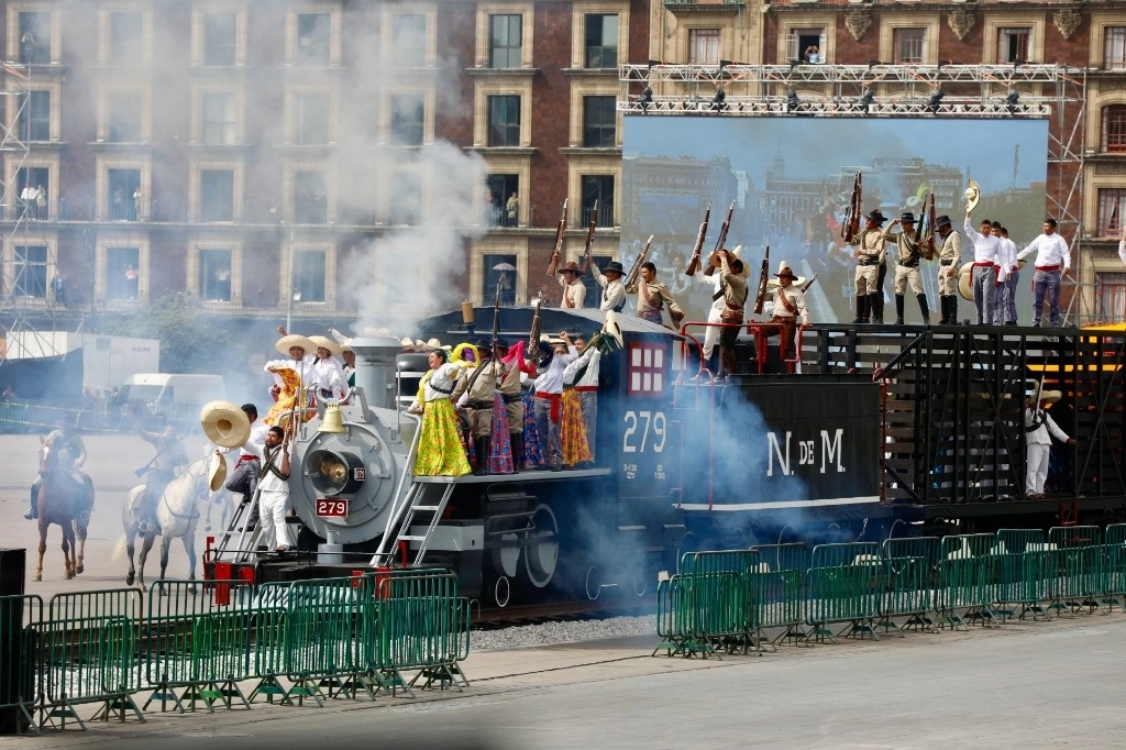 Destacan mujeres en el desfile revolucionario. La presidenta Claudia Sheinbaum encabezó ayer el desfile del 114 aniversario de la Revolución Mexicana, el cual empezó con 21 salvas en su honor. Foto Germán Canseco