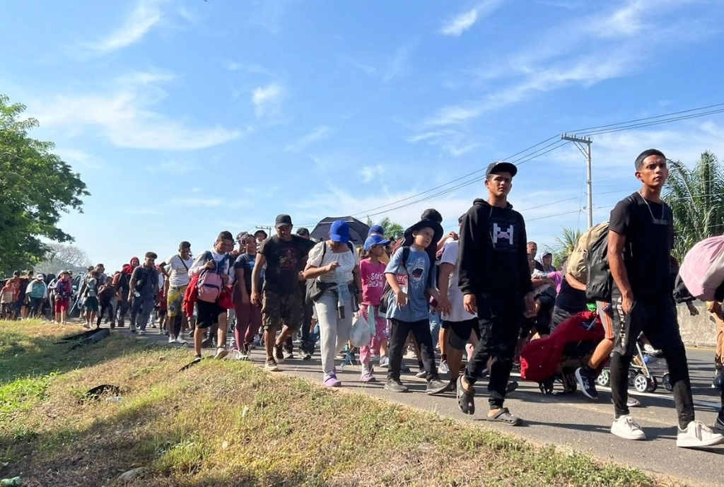 En su segundo día de caravana, los extranjeros llegaron ayer a Huehuetán, tras haber caminado ya unos 45 kilómetros desde Tapachula, Chiapas. Foto Édgar H. Clemente 



