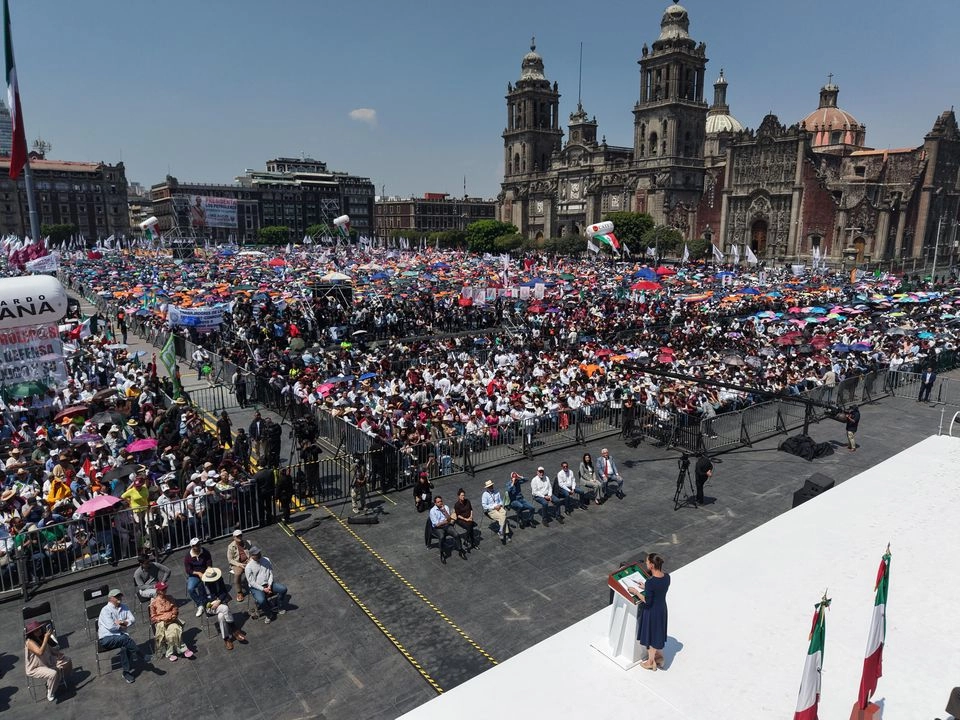 En un Zócalo abarrotado, la Presidenta se mostró triunfal y marcadamente soberanista ante un coro que insistía: “no estás sola”. 