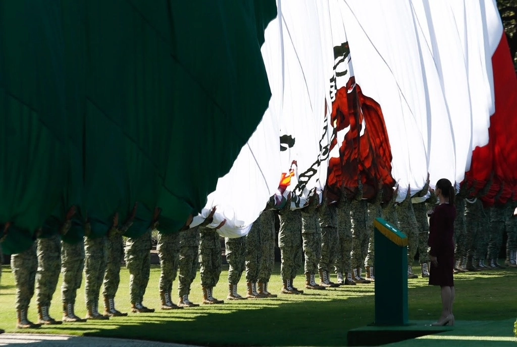 La presidenta de México, Claudia Sheinbaum Pardo, encabezó ayer la ceremonia del Día de la Bandera en el Campo Marte. Foto Cristina Rodríguez