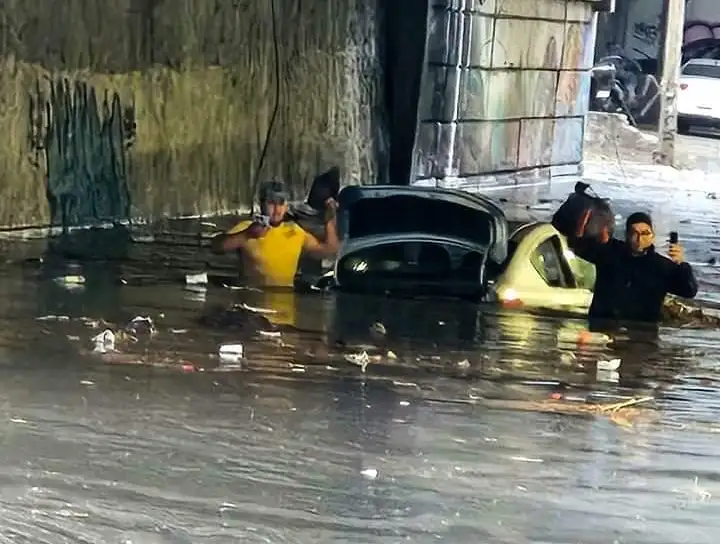 Tras la tormenta viene la… inundación. Personal de Protección Civil y cuadrillas de trabajadores laboraron anoche en el rescate de vehículos atrapados en anegaciones, retiro de árboles caídos, desazolve, así como levantamiento de basura, en los municipios de Naucalpan, Tlalnepantla, Cuautitlán Izcalli, Tultitlán y Coacalco, tras una fuerte tormenta acompañada de rachas de viento. Foto tomada de X