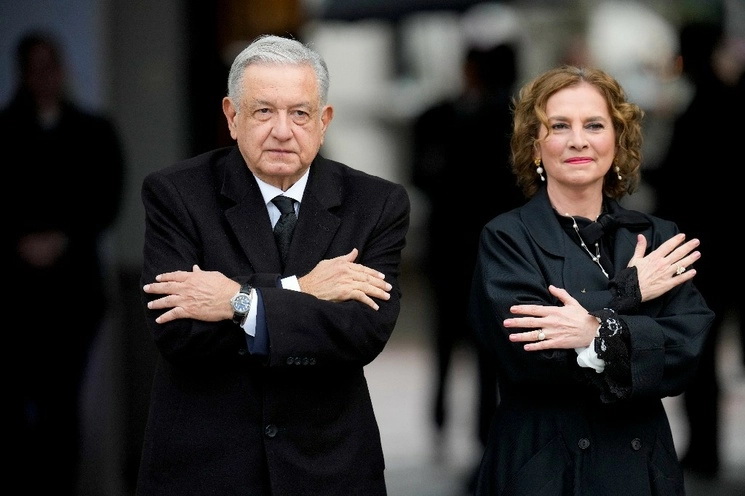 SALUDO FRATERNAL. Andrés Manuel López Obrador y su esposa, Beatriz Gutiérrez Muller, durante su arribo al Palacio de La Moneda para asistir a la ceremonia para conmemorar el 50 aniversario del golpe de Estado a Salvador Allende, en Santiago, Chile.Foto Ap