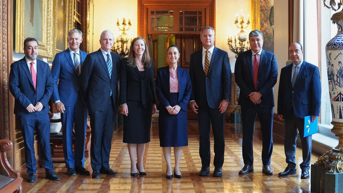 Walmart confirma inversiones en el país. La presidenta Claudia Sheinbaum Pardo se reunió en Palacio Nacional con Doug McMillon, presidente y director ejecutivo de Walmart Inc, y otros directivos de la empresa, quienes “confirman las inversiones que tienen en nuestro país y su compromiso de integrarse al Plan México”, publicó la mandataria en X.