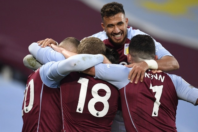 El Aston Villa celebra la victoria de 7-2 ante el campeón Liverpool. Foto Ap