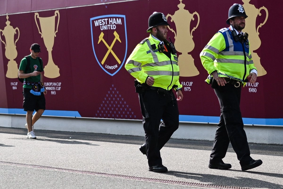 El Grupo Consultivo de Seguridad (SAG) ha comunicado al Aston Villa que no se permitirá a los aficionados desplazados asistir a este encuentro ante los posibles incidentes y manifestaciones relacionadas con el actual conflicto entre Israel y Palestina.