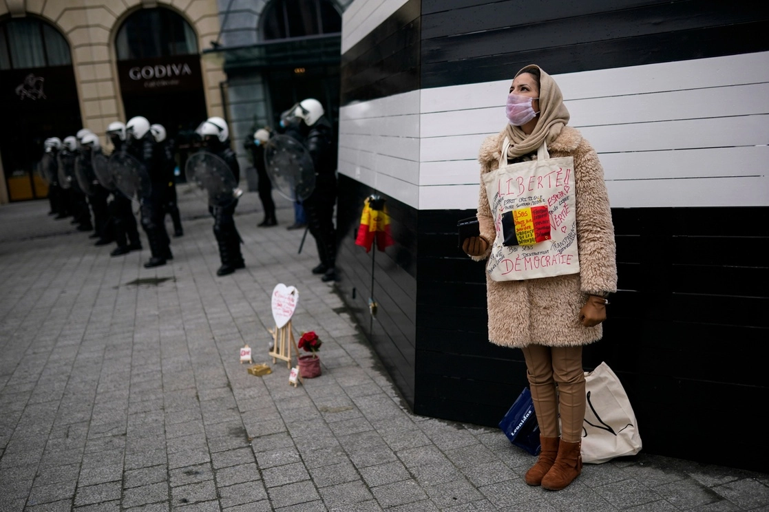Una mujer protesta en las calles de Bruselas. Foto Ap 