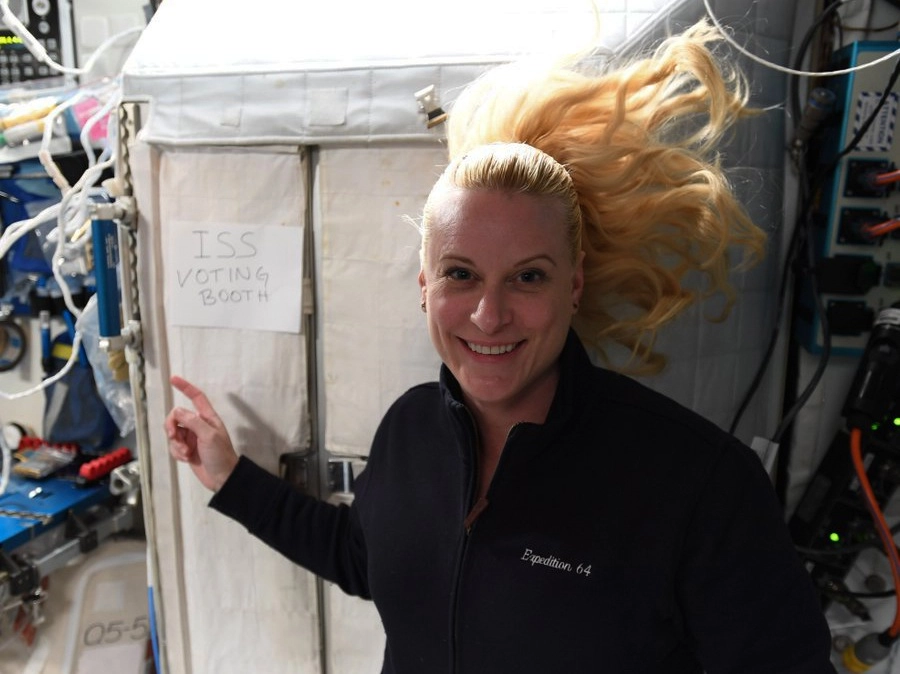 La astronauta Kate Rubins voto de manera anticipada para las elecciones presidenciales de EU desde la EEI. Foto Afp